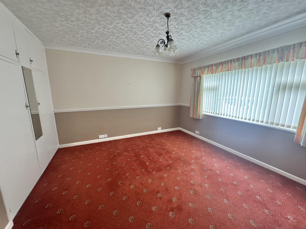 Lot: 50 - SPACIOUS TWO-BEDROOM FLAT FOR INVESTMENT OR OCCUPATION - Bedroom one